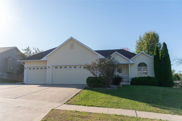 203 Rolling Vista Place, Indianola, IA 50125