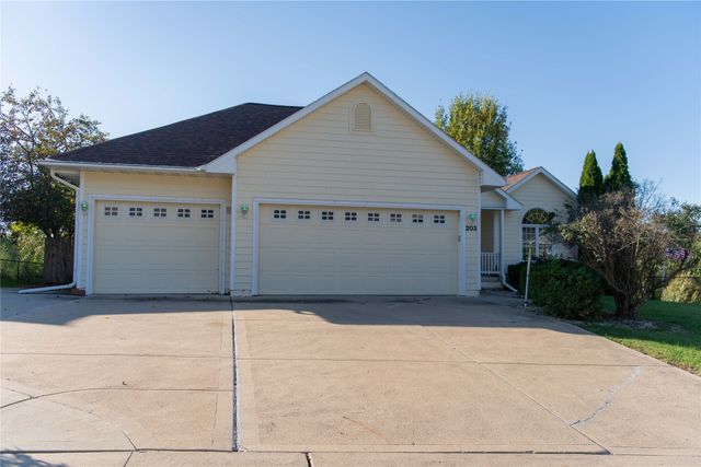 203 Rolling Vista Place, Indianola, IA 50125