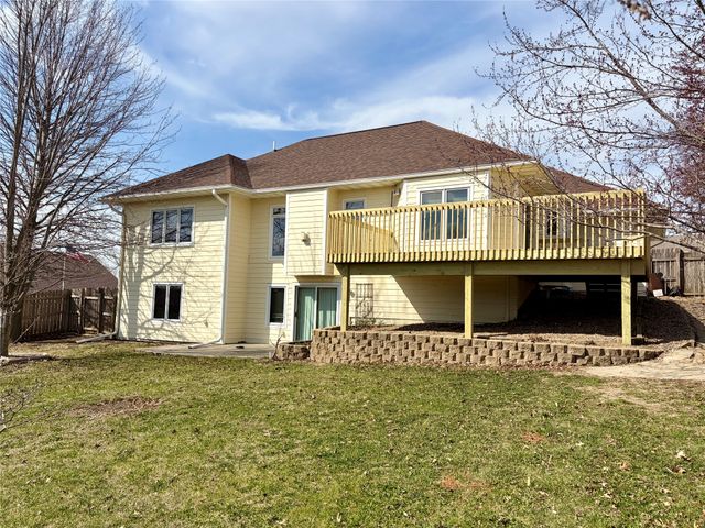 203 Rolling Vista Place, Indianola, IA 50125