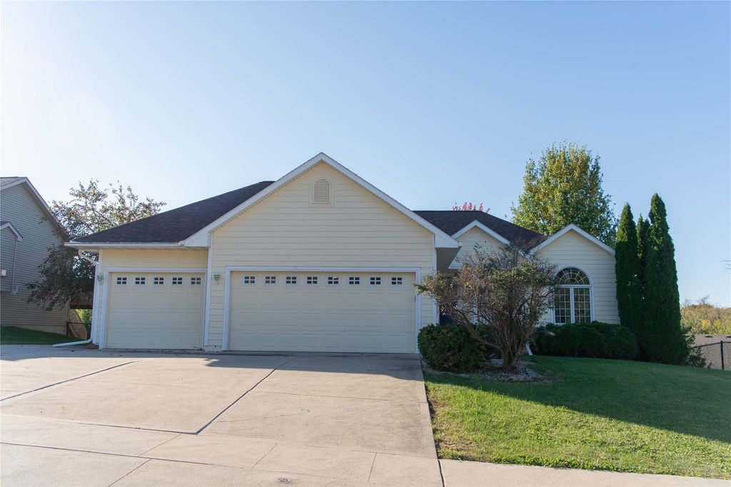 203 Rolling Vista Place, Indianola, IA 50125