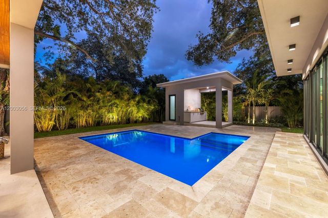 824 NE 111th St, Biscayne Park, FL 33161