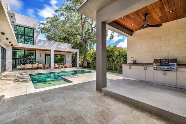 824 NE 111th St, Biscayne Park, FL 33161