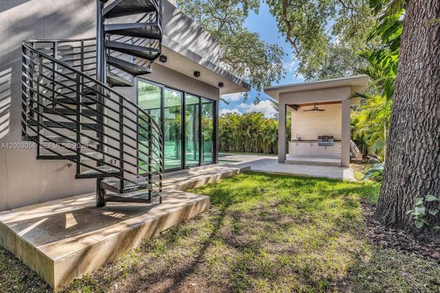 824 NE 111th St, Biscayne Park, FL 33161