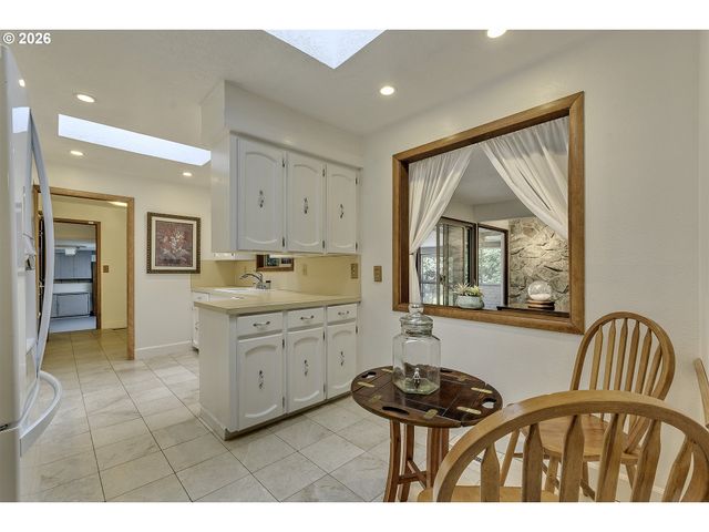 916 Ne 111TH Ave, Portland, OR 97220