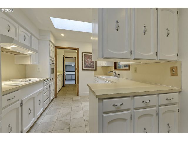 916 Ne 111TH Ave, Portland, OR 97220