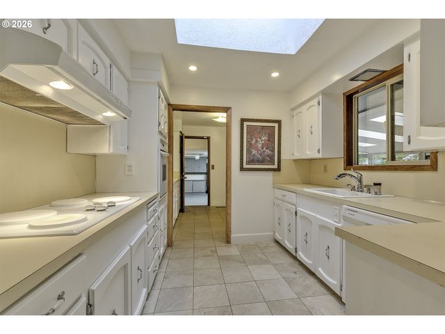 916 Ne 111TH Ave, Portland, OR 97220