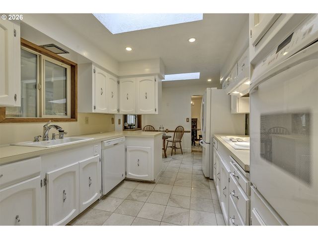 916 Ne 111TH Ave, Portland, OR 97220
