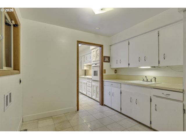 916 Ne 111TH Ave, Portland, OR 97220