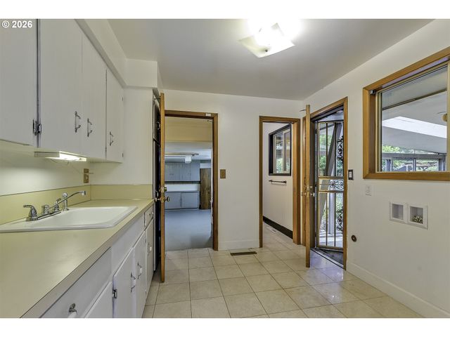 916 Ne 111TH Ave, Portland, OR 97220