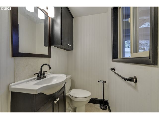 916 Ne 111TH Ave, Portland, OR 97220
