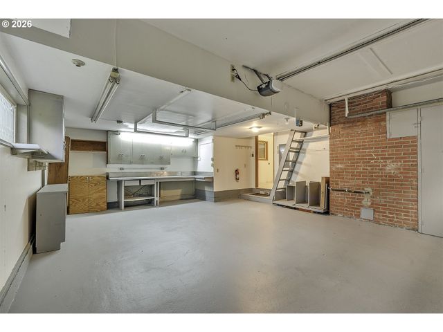 916 Ne 111TH Ave, Portland, OR 97220