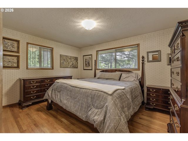 916 Ne 111TH Ave, Portland, OR 97220