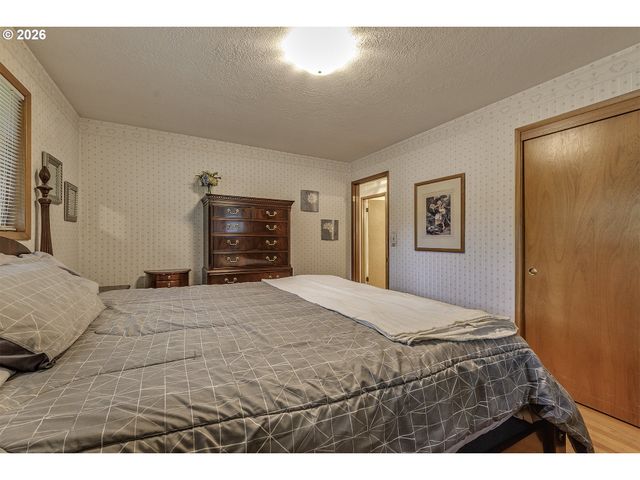 916 Ne 111TH Ave, Portland, OR 97220