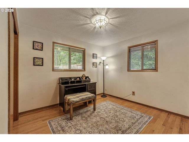 916 Ne 111TH Ave, Portland, OR 97220