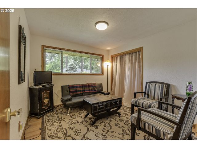 916 Ne 111TH Ave, Portland, OR 97220