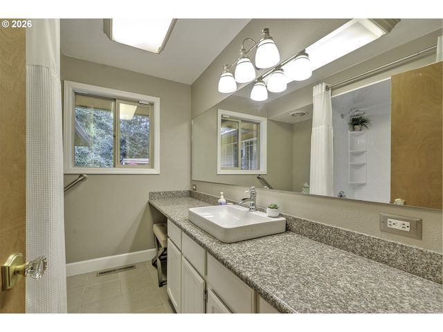 916 Ne 111TH Ave, Portland, OR 97220