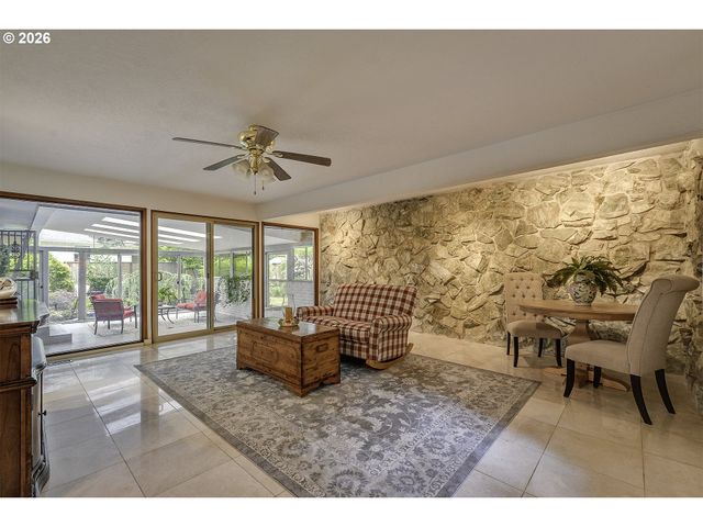 916 Ne 111TH Ave, Portland, OR 97220