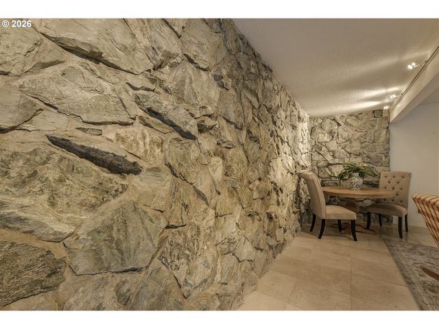 916 Ne 111TH Ave, Portland, OR 97220