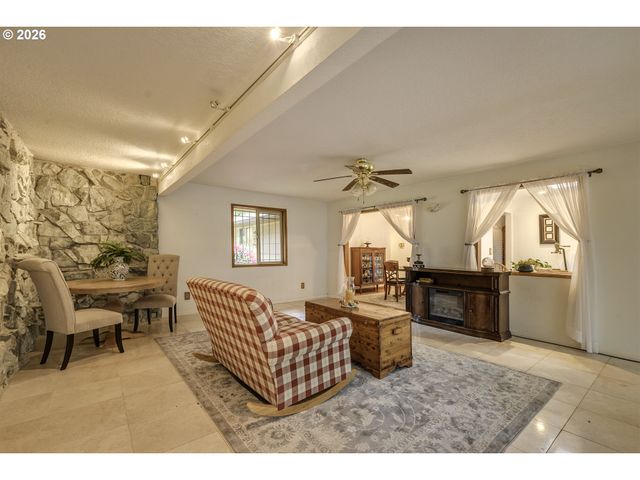 916 Ne 111TH Ave, Portland, OR 97220