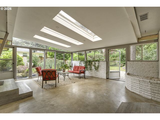 916 Ne 111TH Ave, Portland, OR 97220