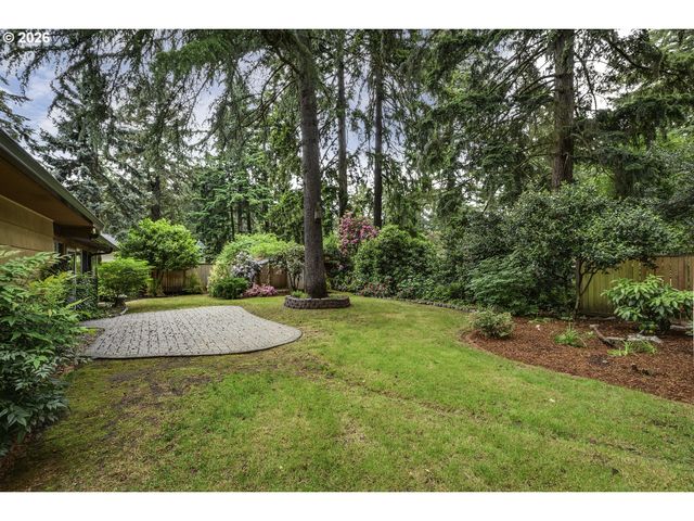 916 Ne 111TH Ave, Portland, OR 97220