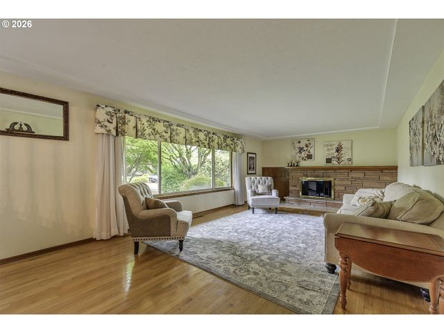 916 Ne 111TH Ave, Portland, OR 97220