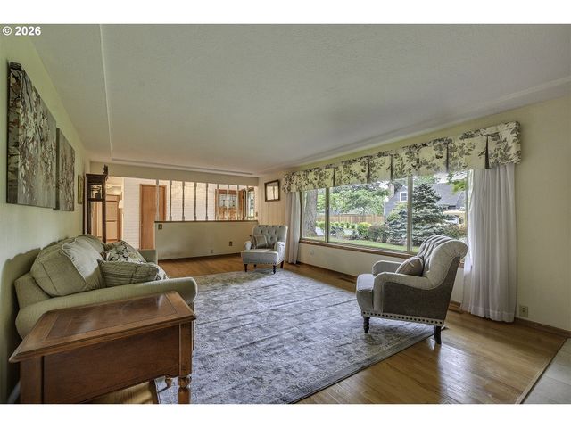 916 Ne 111TH Ave, Portland, OR 97220