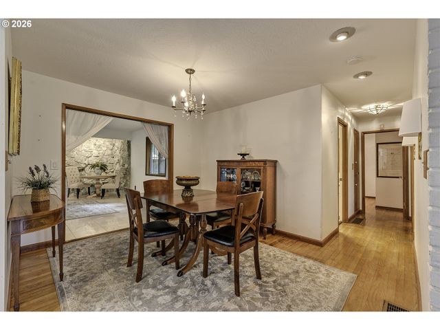 916 Ne 111TH Ave, Portland, OR 97220