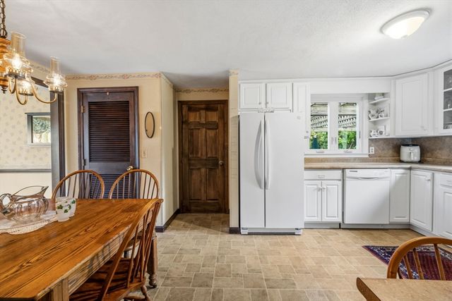 17 Woodlawn Ave, Holbrook, MA 02343