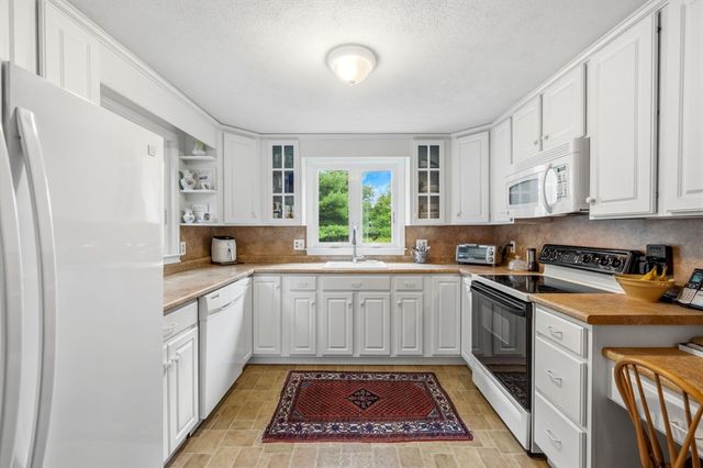 17 Woodlawn Ave, Holbrook, MA 02343