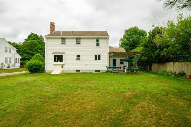17 Woodlawn Ave, Holbrook, MA 02343