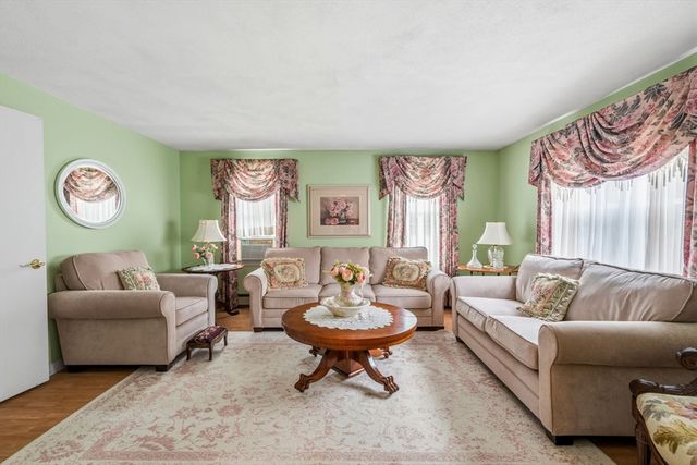 17 Woodlawn Ave, Holbrook, MA 02343