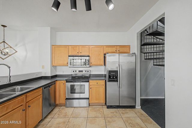 2233 E HUNTINGTON Drive, Phoenix, AZ 85040