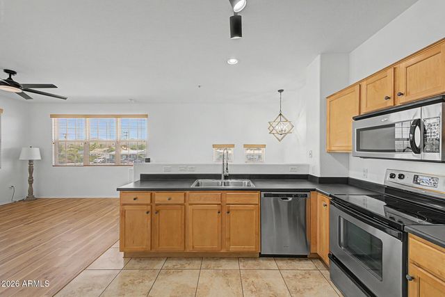 2233 E HUNTINGTON Drive, Phoenix, AZ 85040