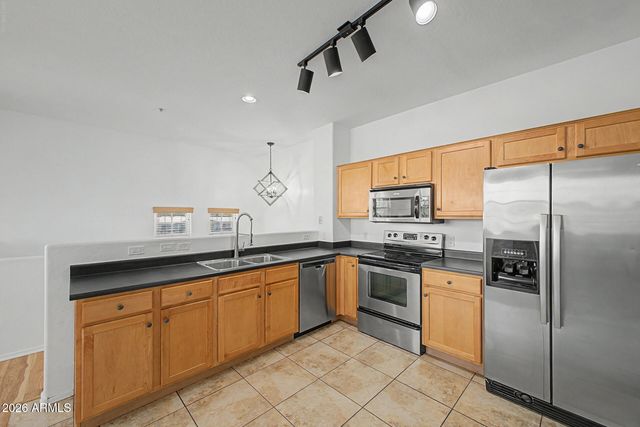 2233 E HUNTINGTON Drive, Phoenix, AZ 85040