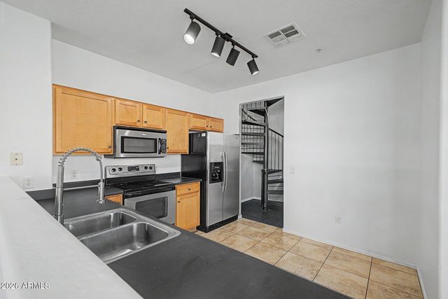 2233 E HUNTINGTON Drive, Phoenix, AZ 85040