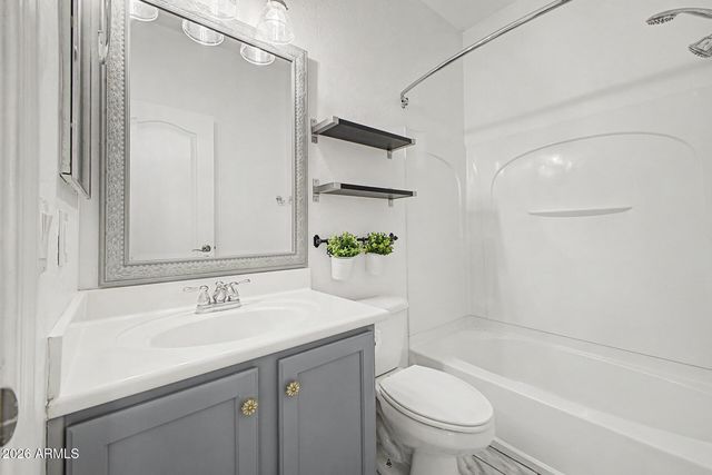 2233 E HUNTINGTON Drive, Phoenix, AZ 85040
