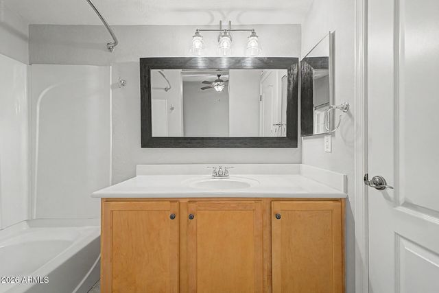 2233 E HUNTINGTON Drive, Phoenix, AZ 85040