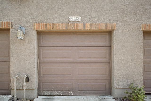 2233 E HUNTINGTON Drive, Phoenix, AZ 85040