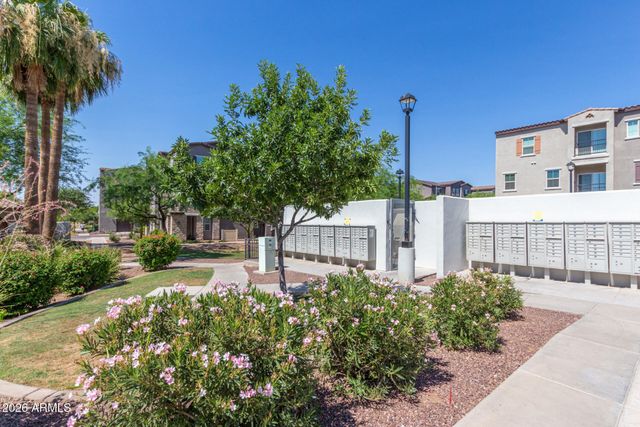 2233 E HUNTINGTON Drive, Phoenix, AZ 85040