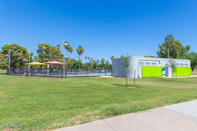 2233 E HUNTINGTON Drive, Phoenix, AZ 85040