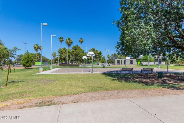 2233 E HUNTINGTON Drive, Phoenix, AZ 85040