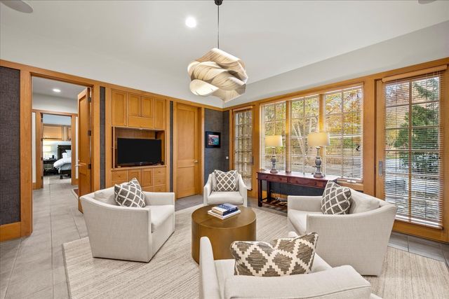 4 Indian Hill Road, Winnetka, IL 60093