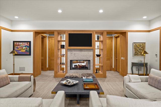 4 Indian Hill Road, Winnetka, IL 60093