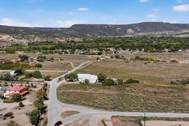 1042 County Rd 41, Velarde, NM 87582