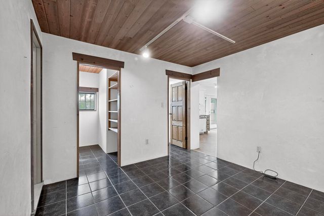 1042 County Rd 41, Velarde, NM 87582