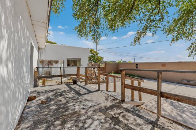 1042 County Rd 41, Velarde, NM 87582