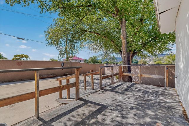 1042 County Rd 41, Velarde, NM 87582