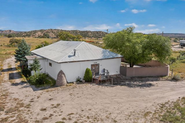 1042 County Rd 41, Velarde, NM 87582