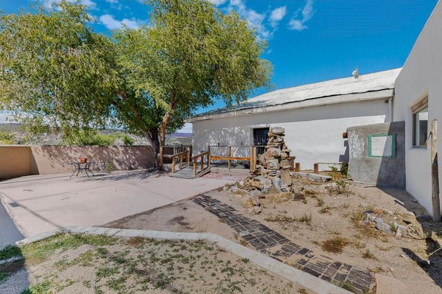 1042 County Rd 41, Velarde, NM 87582